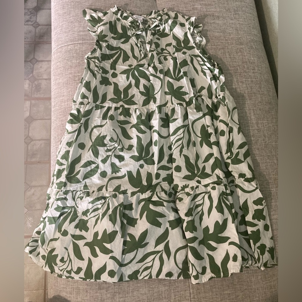Time and Tru Leafy Green and White Top
